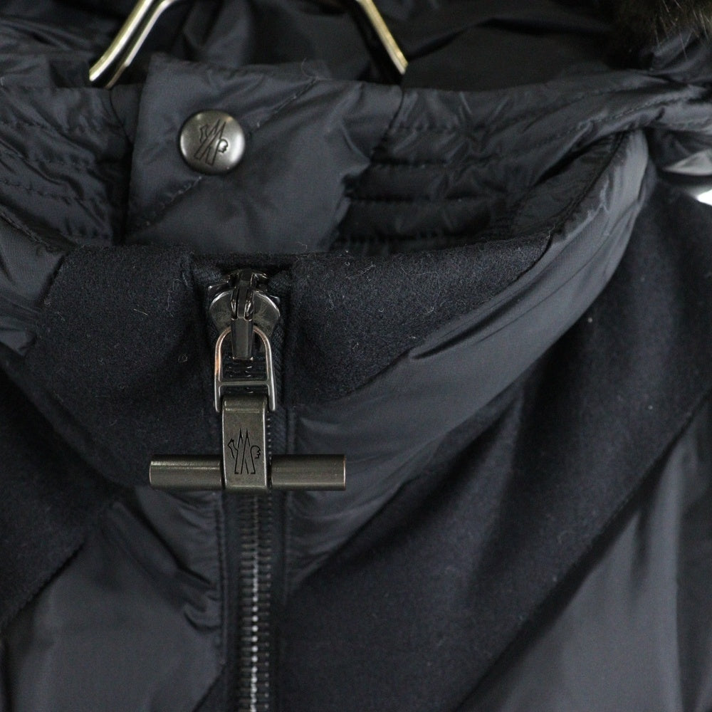 MONCLER(モンクレール) ワッペンロゴ ウール切り替え ファー フーデッド ジップアップ ダウンベスト ブラック 323914334310 10096