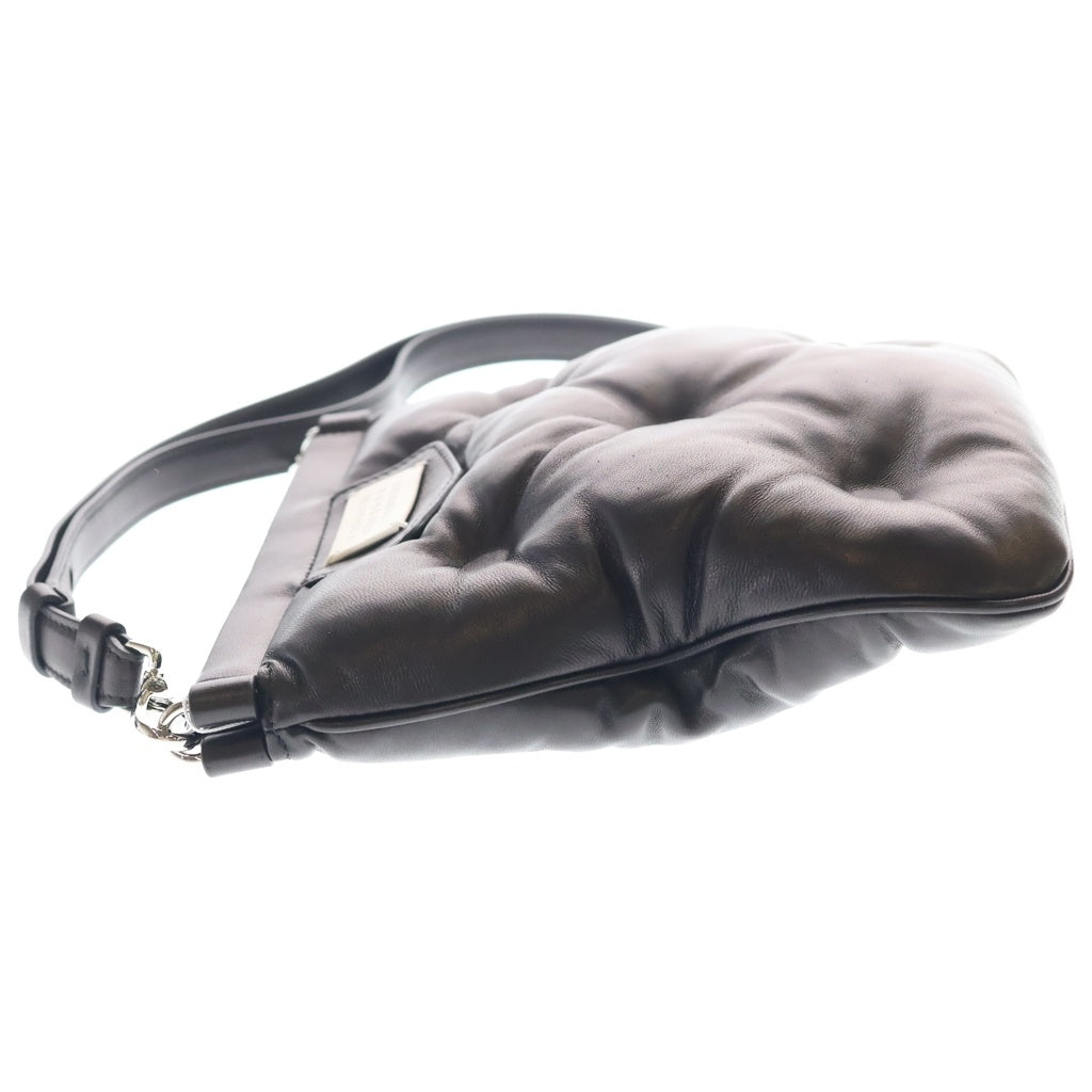 Maison Martin Margiela(メゾンマルタンマルジェラ) グラムスラム フラット ショルダーバッグ ブラック レザー SB1WG0005 シルバー金具 レディース