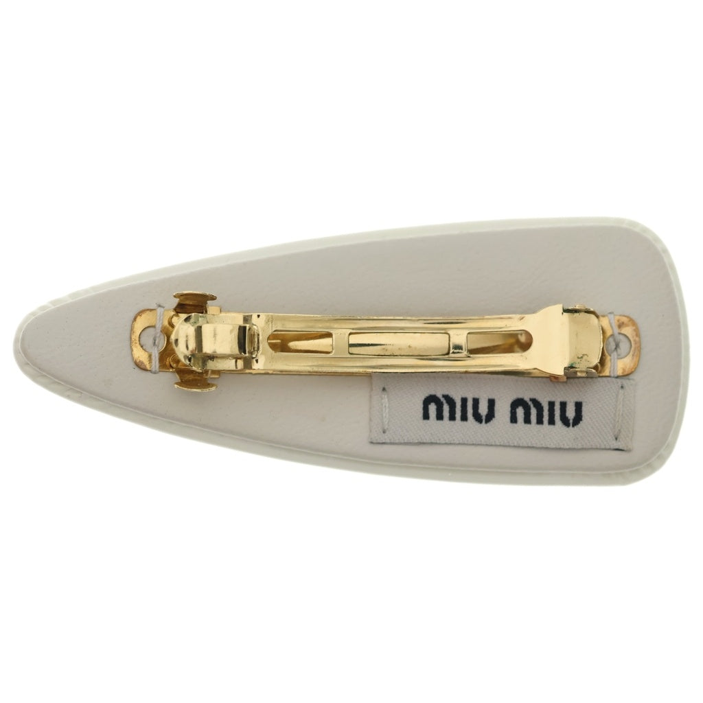 miumiu(ミュウミュウ) パテントレザー ロゴ ヘアクリップ バレッタ ゴールド金具 ホワイト レディース