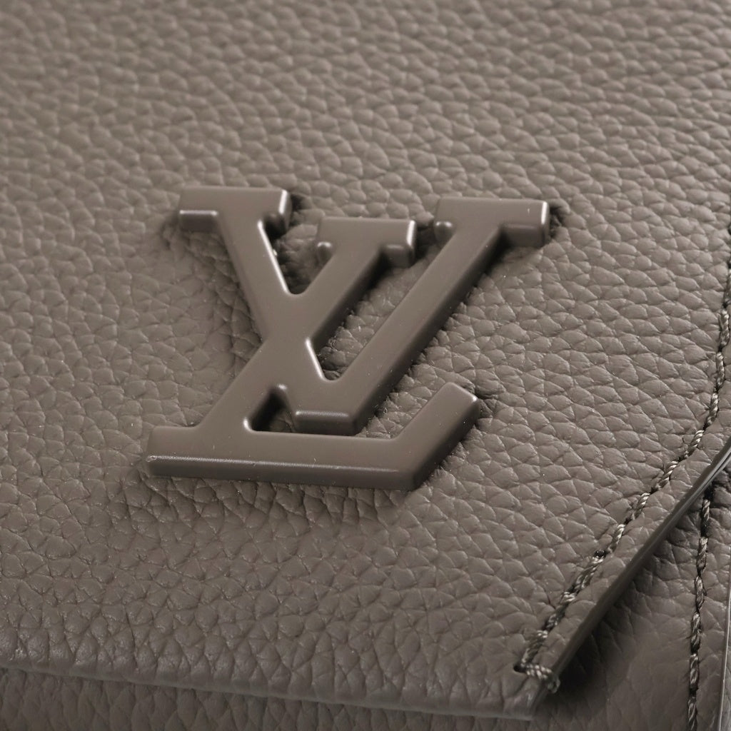 LOUIS VUITTON(ルイヴィトン) LVアエログラム テイクオフ メッセンジャー ショルダーバッグ カーキ グリーン レザー M25125 シルバー金具 レディース