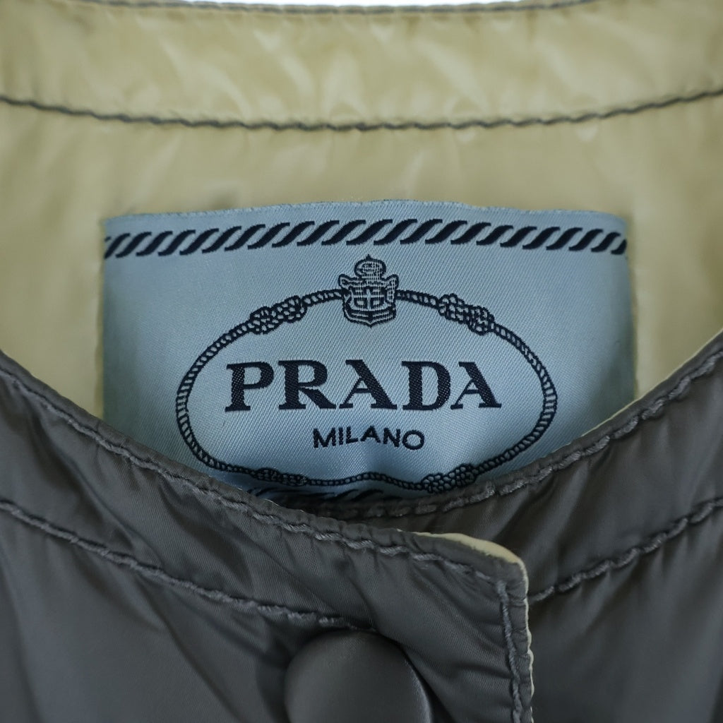 PRADA(プラダ) トライアングルロゴ ノーカラー インナーナイロンダウンジャケット グレー 29B831 R152 1DAB レディース