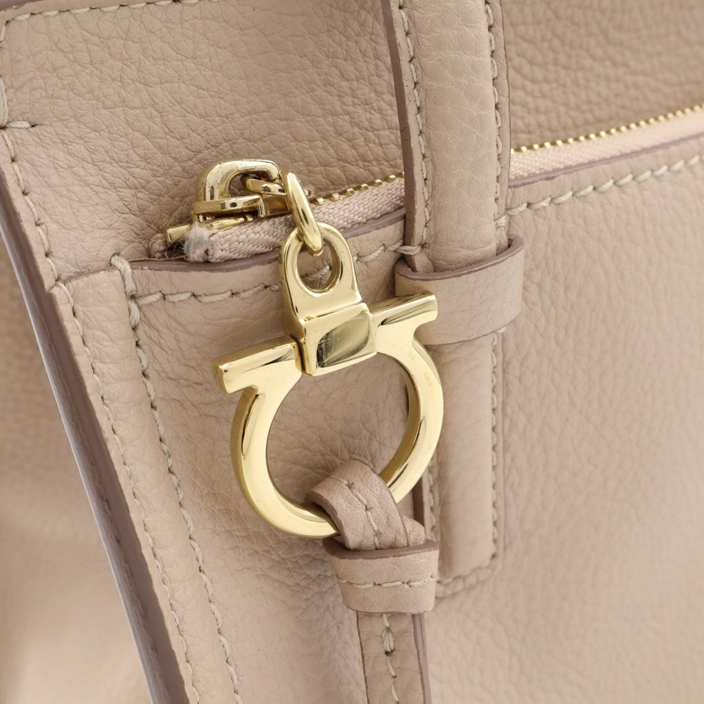 Salvatore Ferragamo(サルヴァトーレ フェラガモ) エイミー 2WAYハンドバッグ ショルダーバッグ ベージュ レザー ゴールド金具 レディース