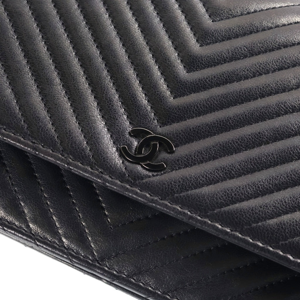 CHANEL(シャネル) シェブロン マトラッセ チェーンウォレット ショルダーバッグ ソーブラック ラムスキン ブラック金具 シール有 20番台 A33814 レディース