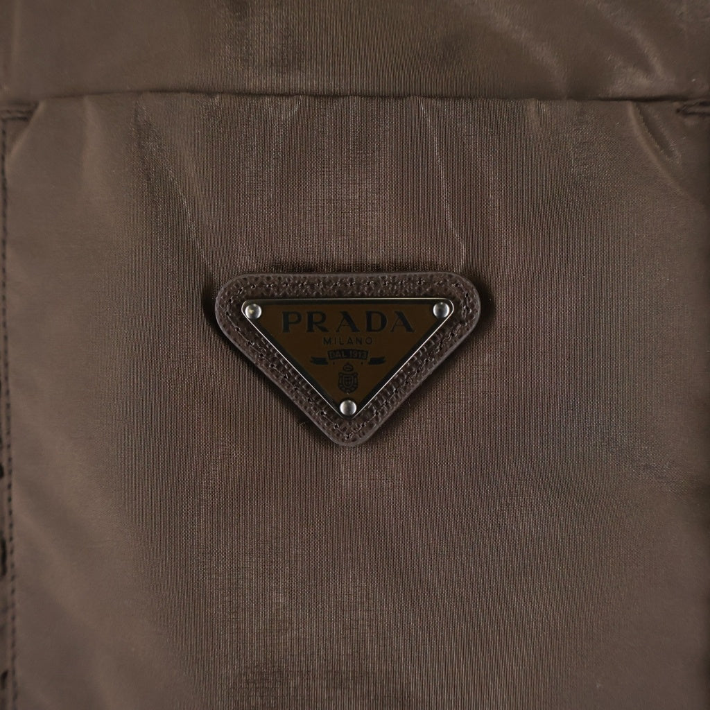 PRADA(プラダ) 25AW Light Re-Nylon Blouson Jacket ライトリナイロン トライアングルロゴプレート 中綿 シャツ ジャケット ブルゾン ブラウン SC823M