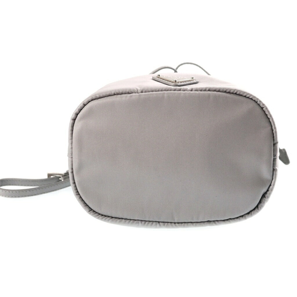 PRADA(プラダ) Re-Nylon ポーチ トライアングルロゴ 巾着型 ハンドバッグ ナイロン グレー 1NS369