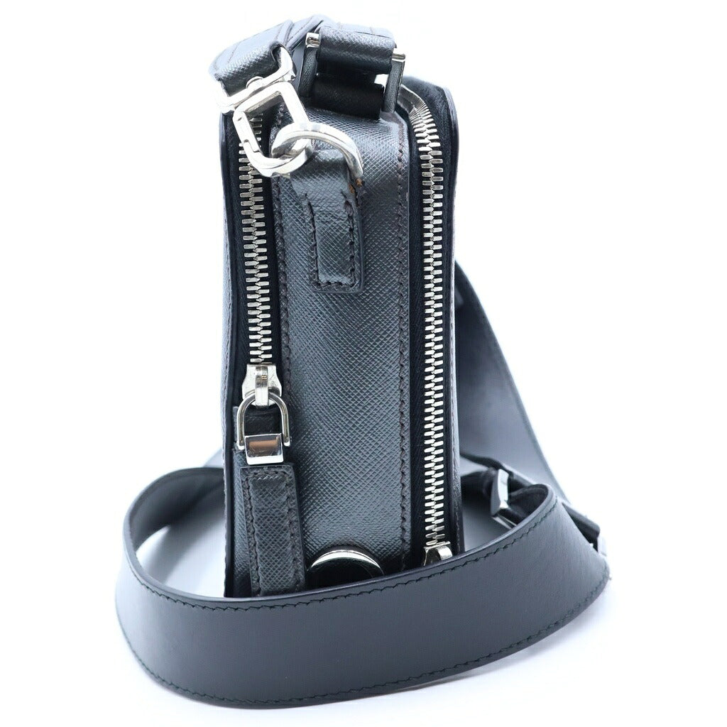 PRADA(プラダ) トライアングルロゴ サフィアーノ ショルダーバッグ ブラック レザー 2VH069 シルバー金具