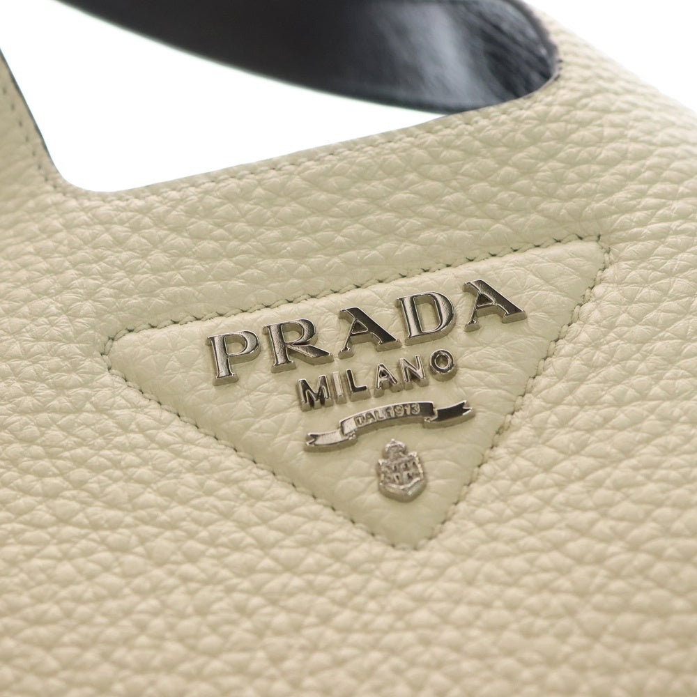 PRADA(プラダ) トライアングルロゴプレート ヴィッテロダイノ ソフト
