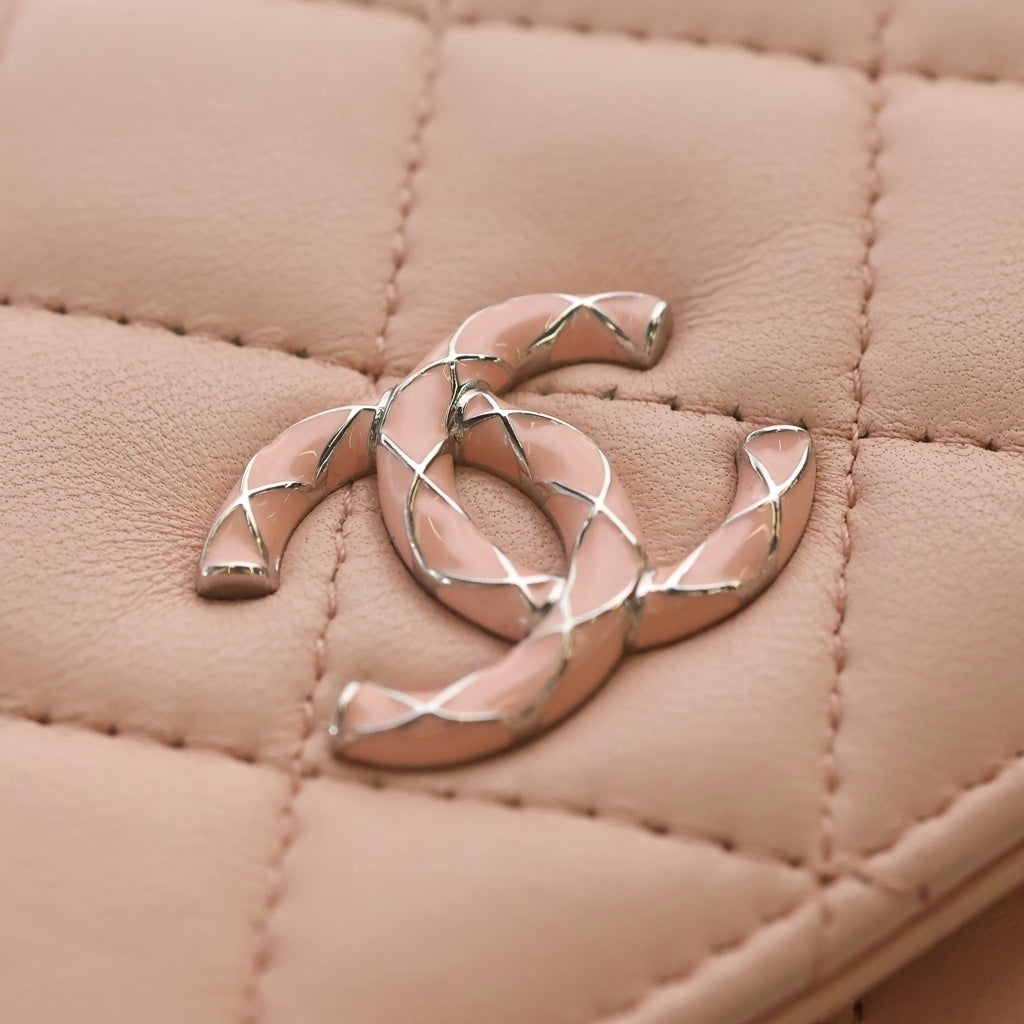 CHANEL(シャネル) マトラッセ カメリア ラムスキン シルバー金具 チェーンウォレット チェーンショルダーバック ピンク プレート レディース