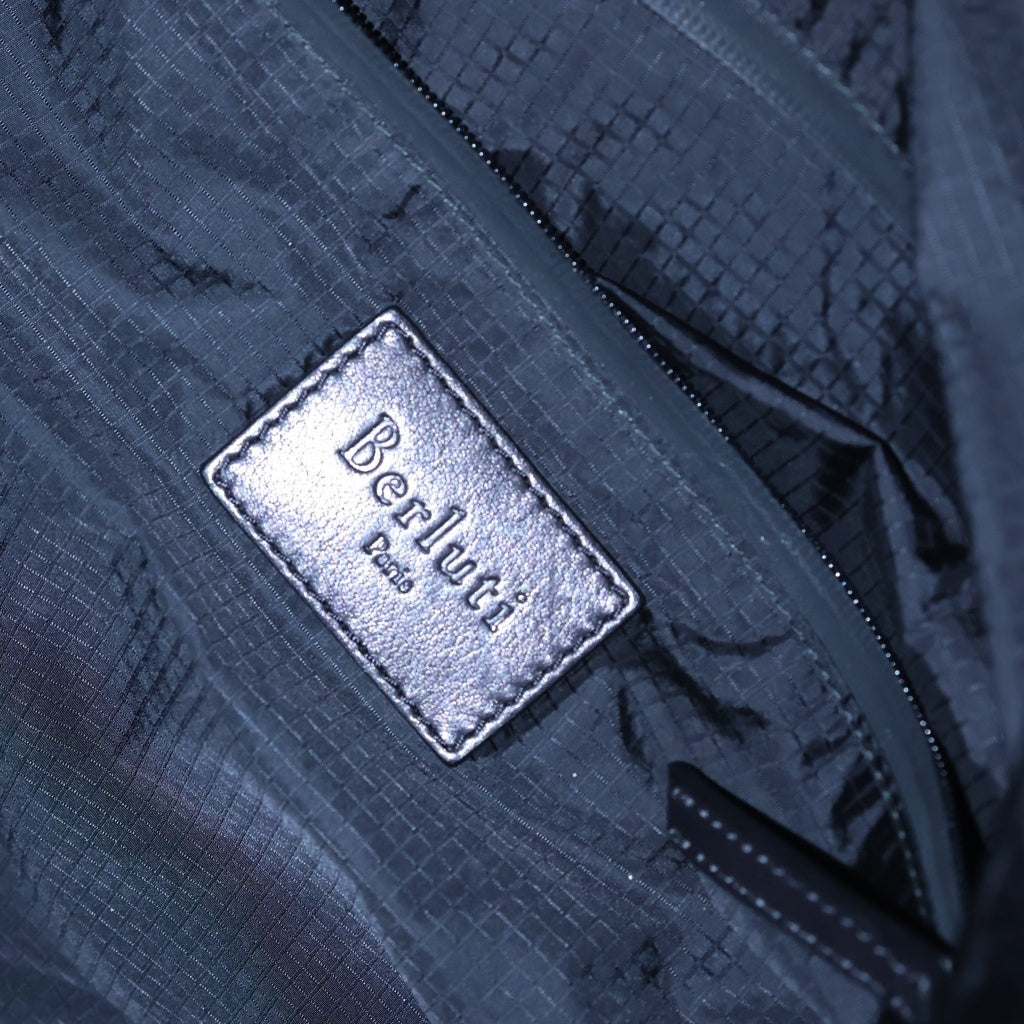 Berluti(ベルルッティ) パティーヌ スクリット カリグラフィ レザー ダッフルバッグ ミニマル ショルダーバッグ ブラック