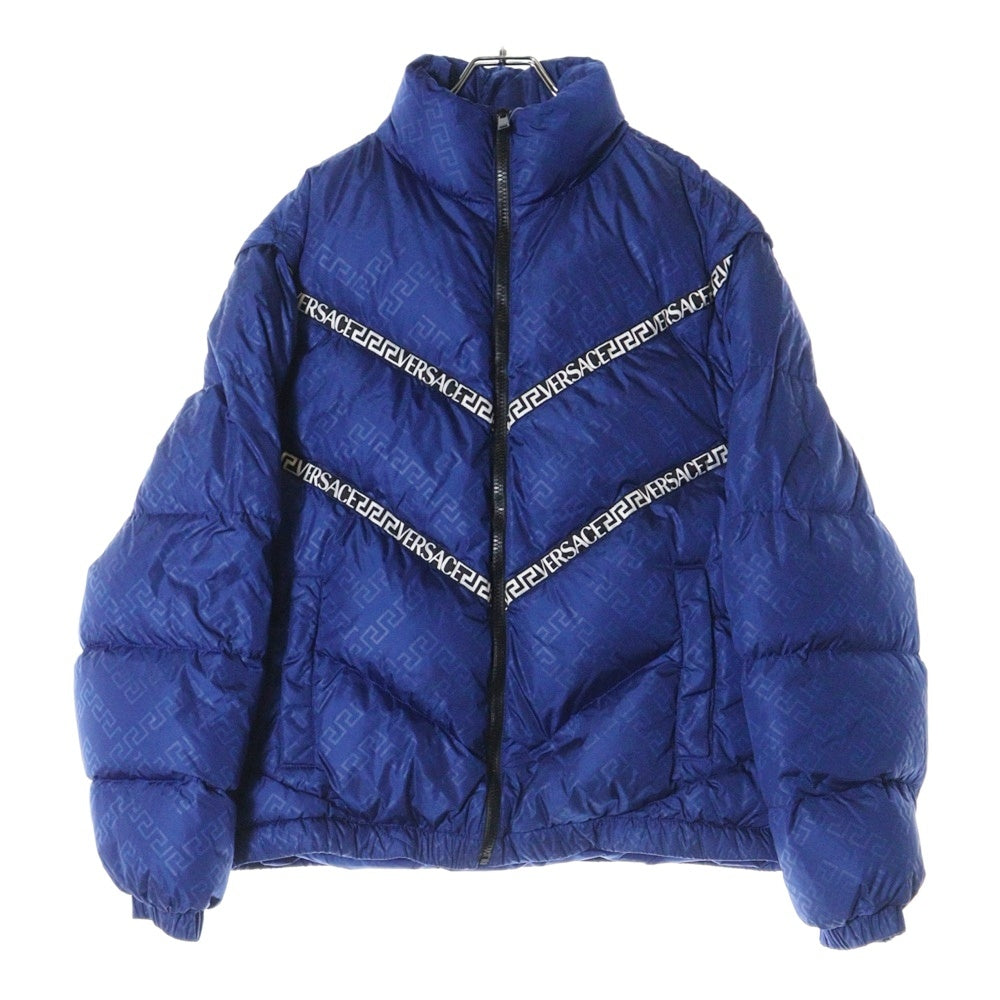 VERSACE(ヴェルサーチ) 2WAY グレカ ロゴプリント 総柄 ジップアップ ダウンジャケット ブルー 1002749 1A02017