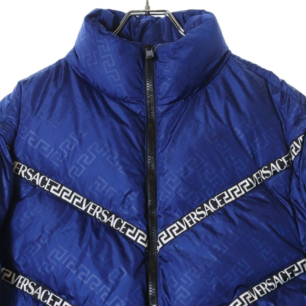 VERSACE(ヴェルサーチ) 2WAY グレカ ロゴプリント 総柄 ジップアップ ダウンジャケット ブルー 1002749 1A02017