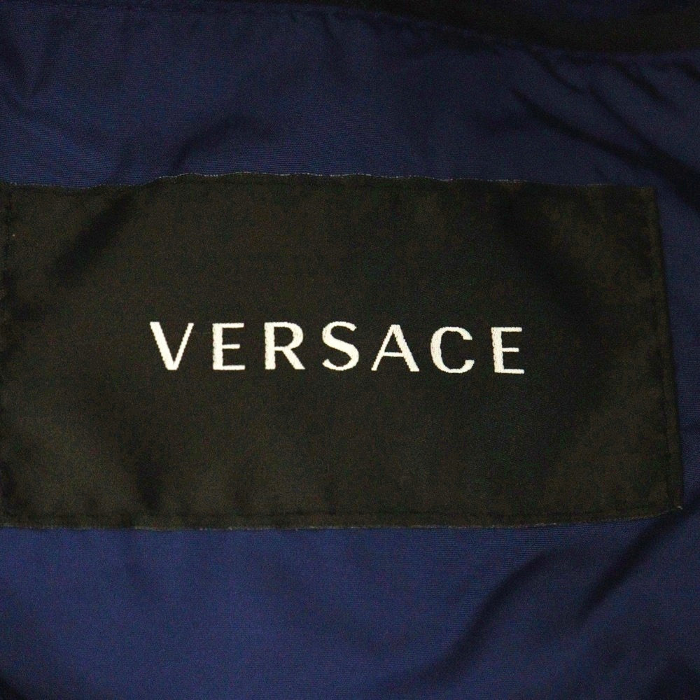 VERSACE(ヴェルサーチ) 2WAY グレカ ロゴプリント 総柄 ジップアップ ダウンジャケット ブルー 1002749 1A02017