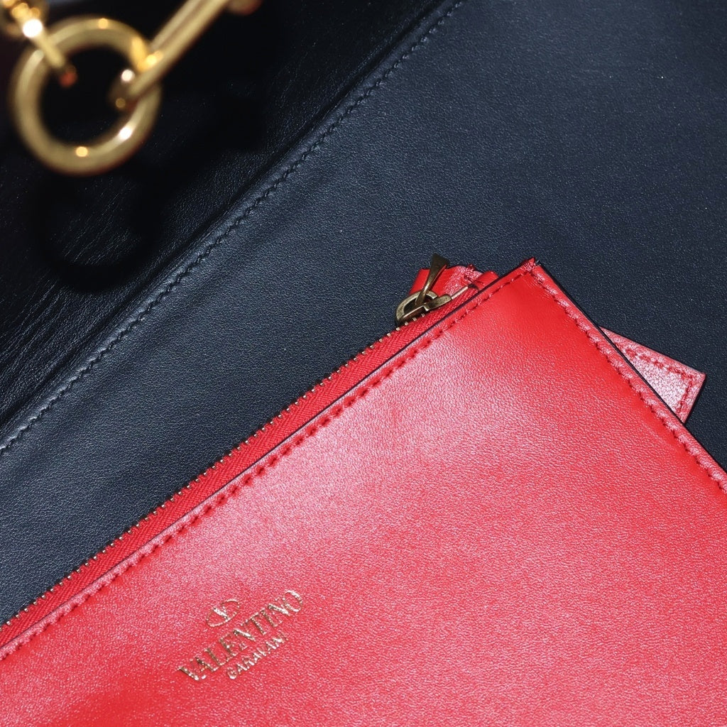 VALENTINO(ヴァレンティノ) Vロゴ エスケープ 2WAYバッグ ハンドバッグ ショルダーバッグ ブラック レザー ゴールド金具 レディース