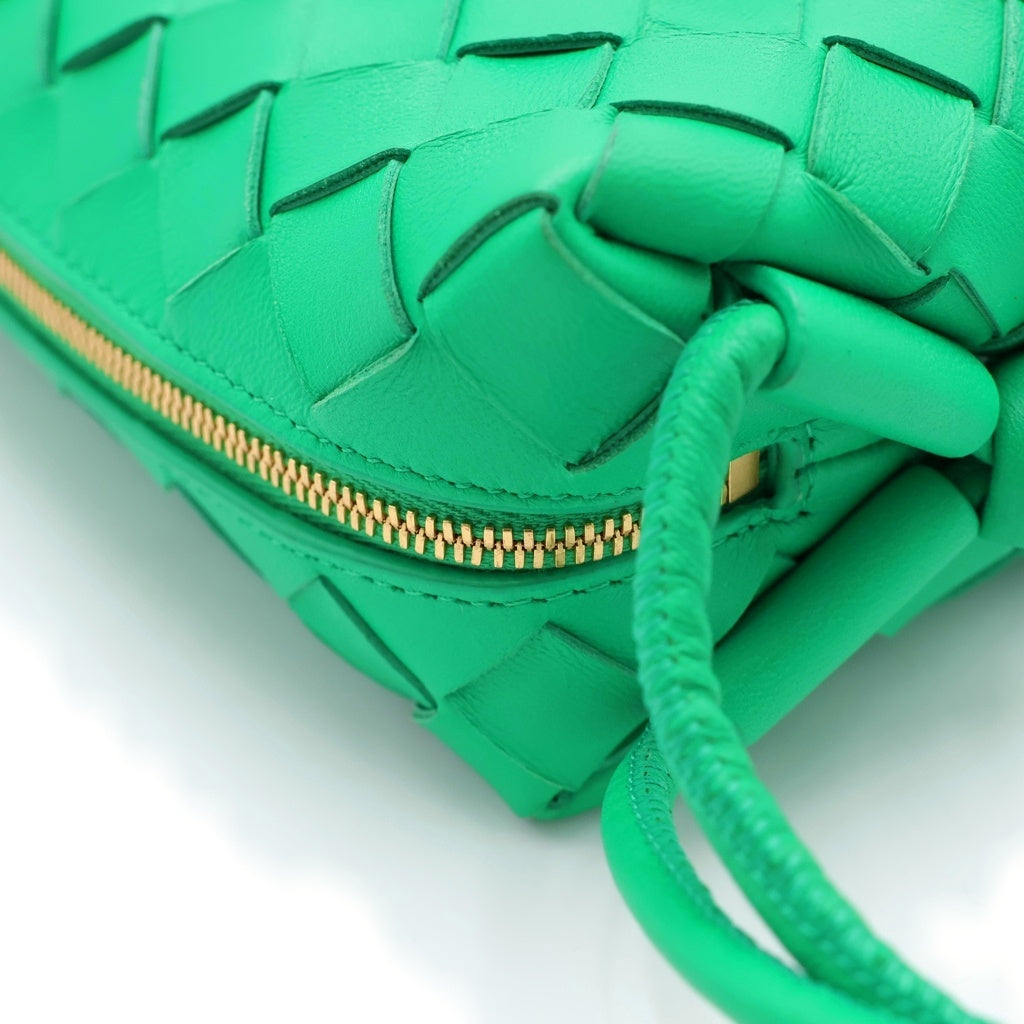 BOTTEGA VENETA(ボッテガヴェネタ) ミニループカメラ ショルダーバッグ イントレチャート レザー グリーン レディース