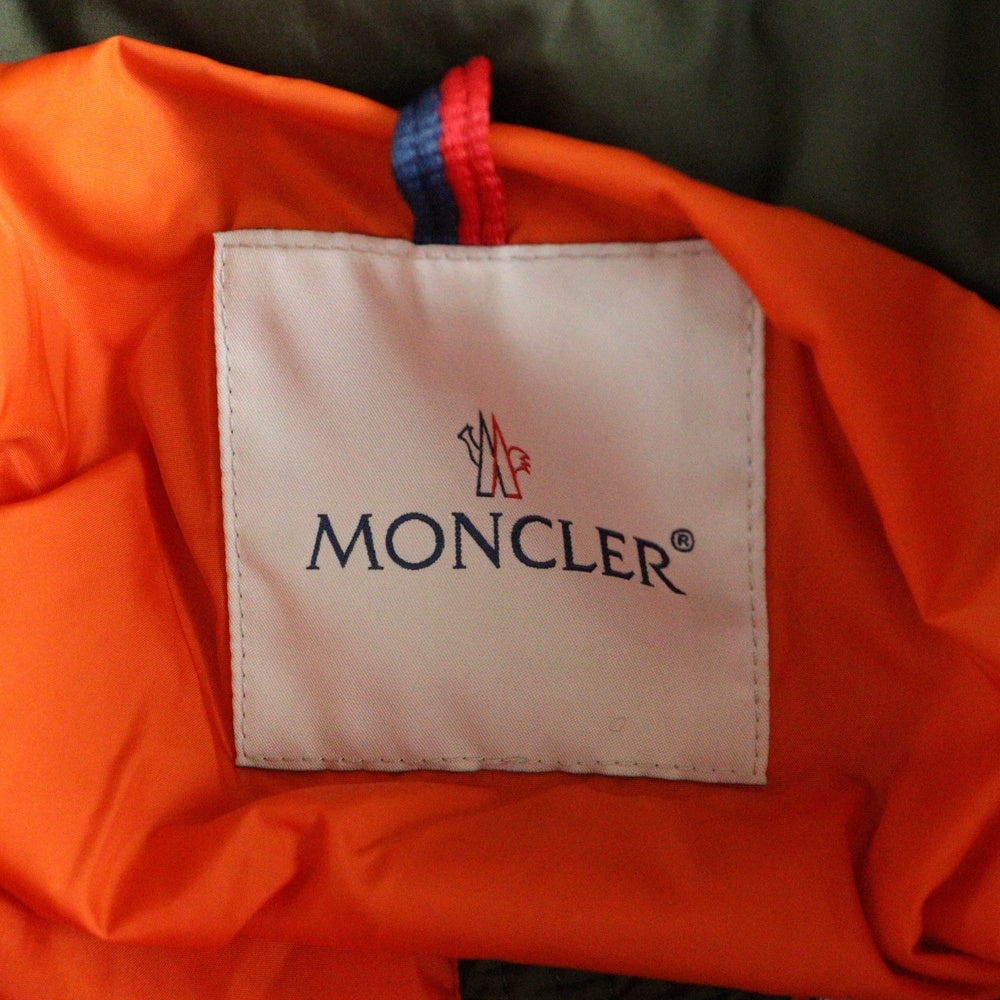 MONCLER(モンクレール) 22AW MAKIAN ロゴプリント ワッペンロゴ ジップアップ ダウンジャケット カーキ/オレンジ H20911A00240 54A81