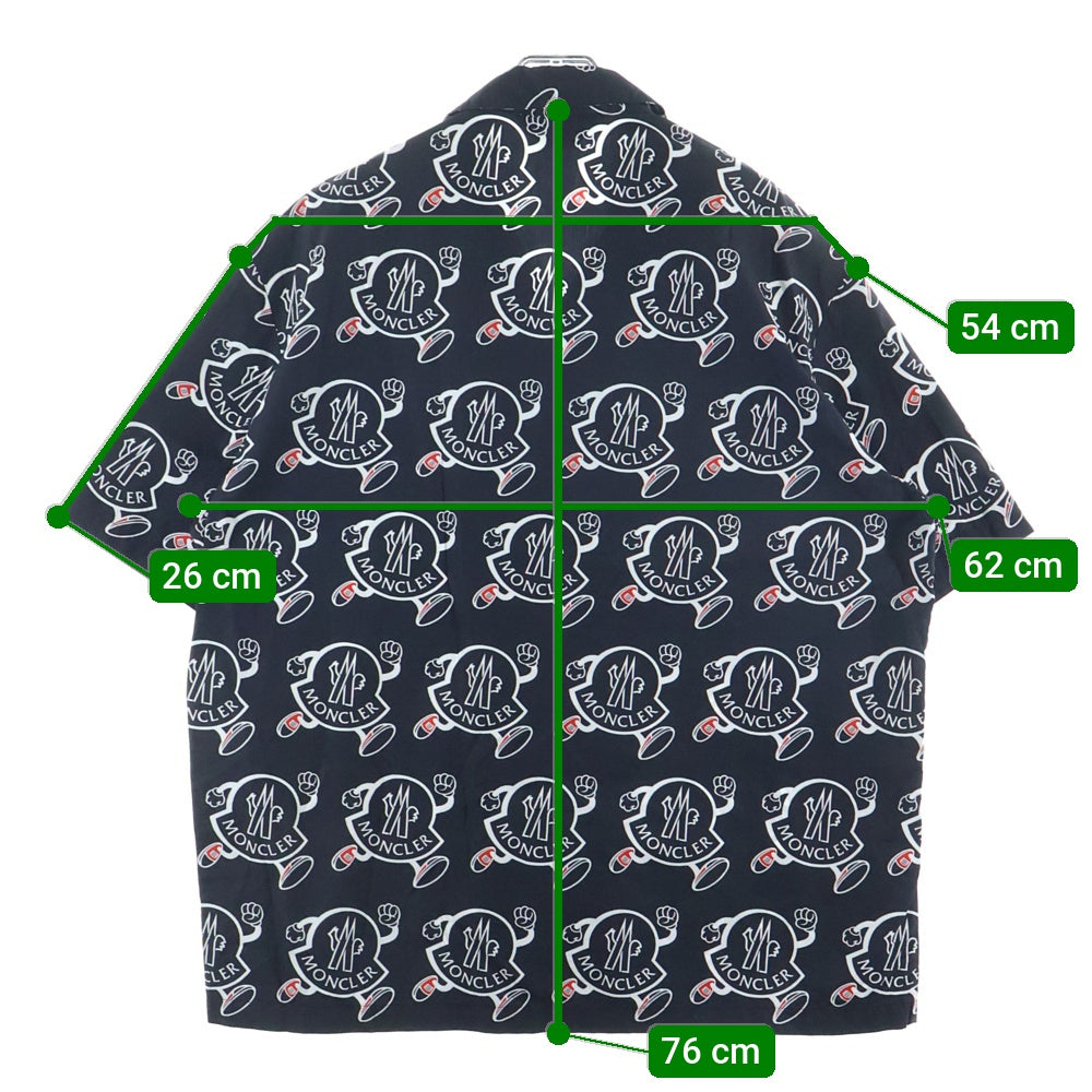 MONCLER(モンクレール) 23SS ロゴ キャラクター 総柄プリント オープンカラー 半袖シャツ ブラック I10912F00005 596RO