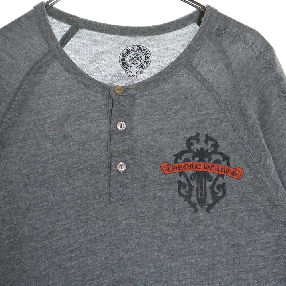 CHROME HEARTS(クロムハーツ) ヴァインダガー バックプリント ヘンリーネック 長袖Tシャツ グレー