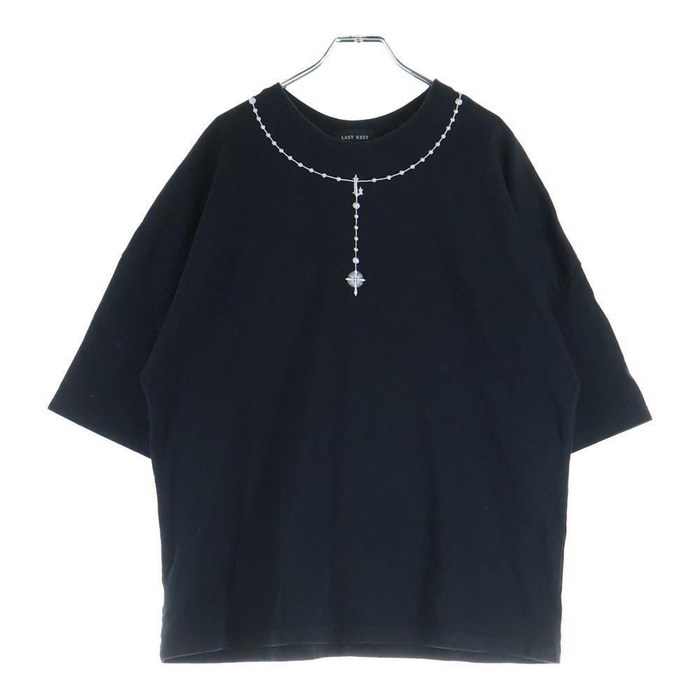 LAST NEST(ラスト ネスト) ネッククロス刺繍半袖カットソー
