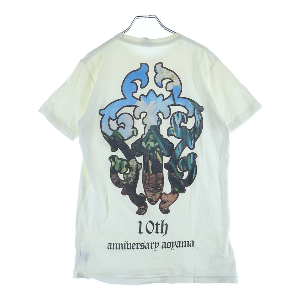 CHROME HEARTS(クロムハーツ) 10TH anniversary AOYAMA DAGGER S/S TEE 青山10周年限定 バックダガーロゴプリント 半袖Tシャツ ホワイト