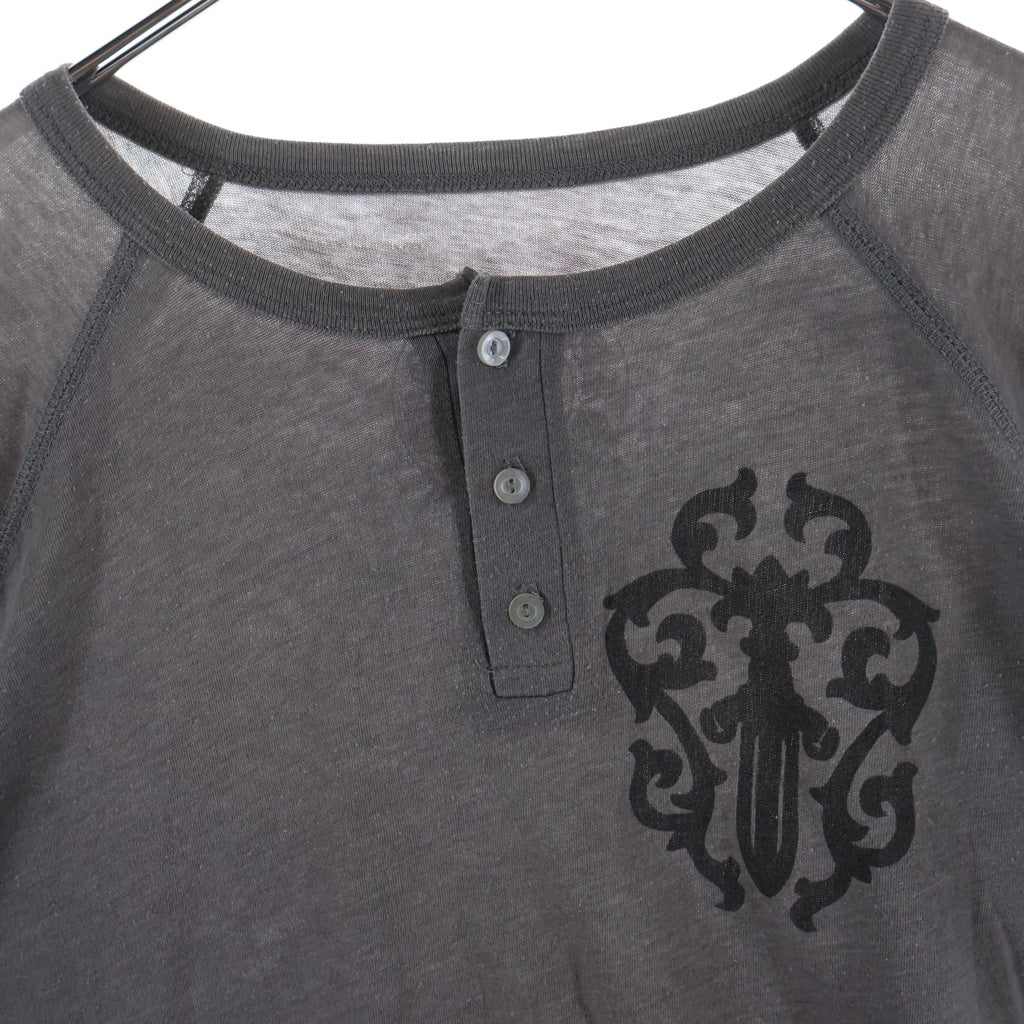 CHROME HEARTS(クロムハーツ) OLD CH CEMETARY CROSS L/S TEE セメタリークロス 両面プリント コットン ヘンリーネック 七分袖Tシャツ 長袖カットソー ‐