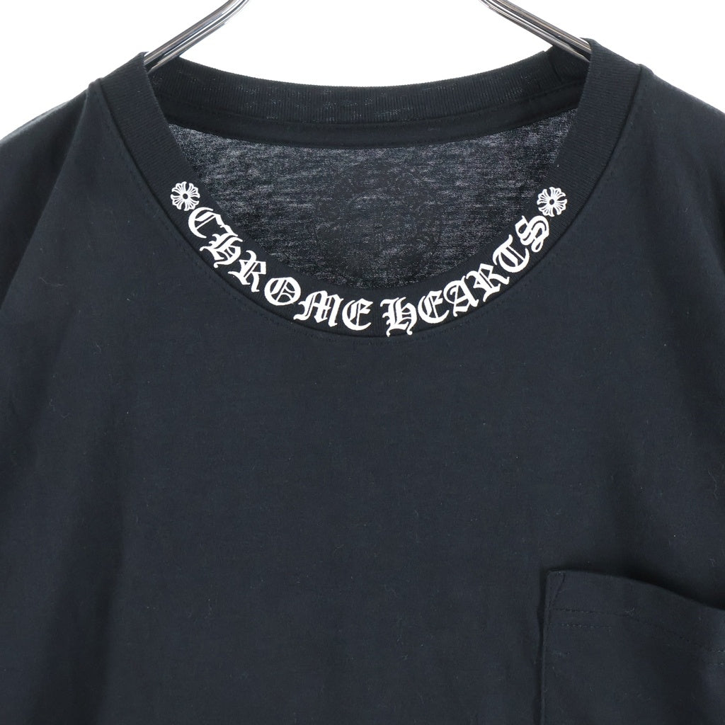 CHROME HEARTS(クロムハーツ) NECK LOGO S/S TEE ネックロゴ アームプリント ポケットTシャツ 半袖クルーネックカットソー ブラック