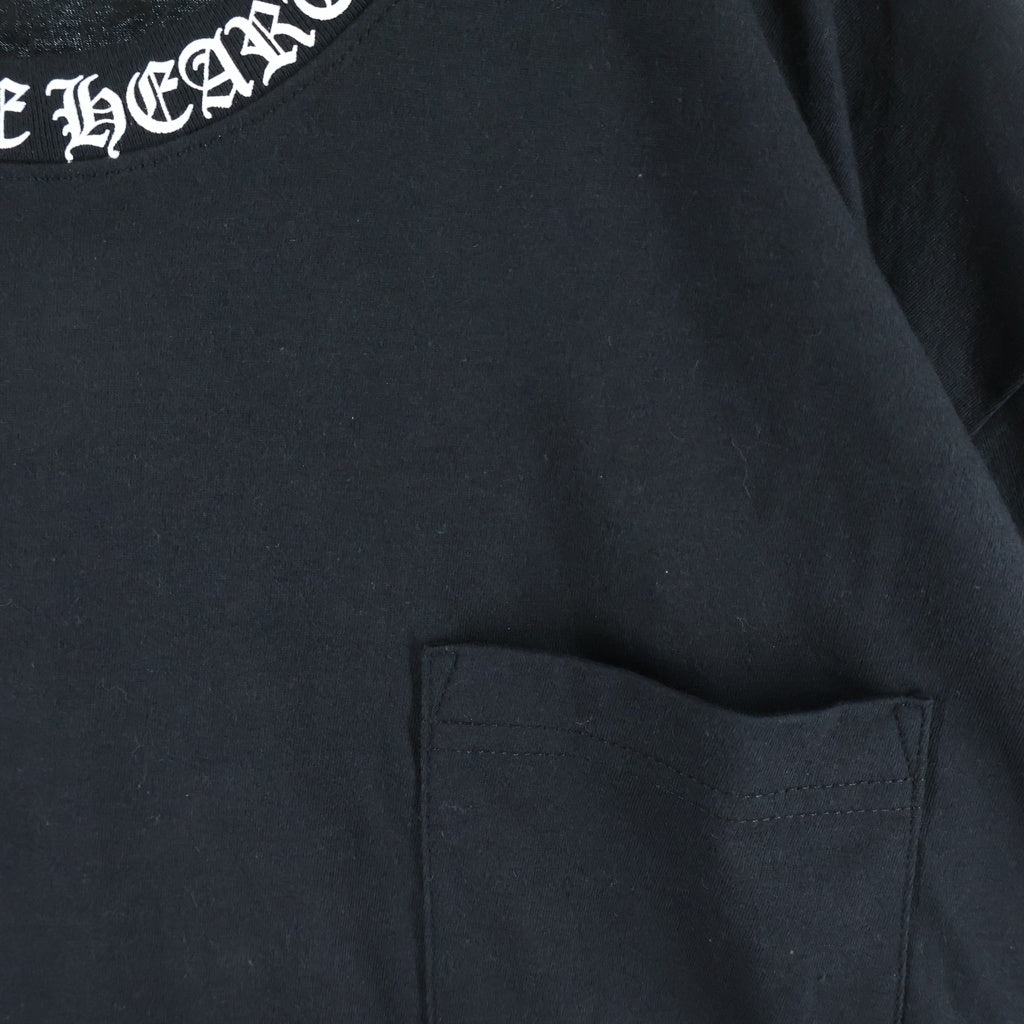 CHROME HEARTS(クロムハーツ) NECK LOGO S/S TEE ネックロゴ アームプリント ポケットTシャツ 半袖クルーネックカットソー ブラック
