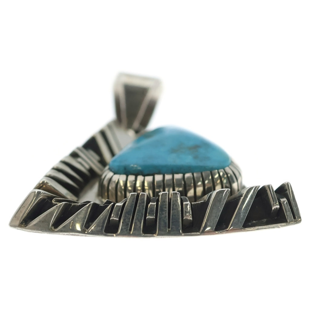 INDIAN JEWELRY(インディアンジュエリー) プエブロ族 Isaiah Ortiz アイゼアオルティス作 ターコイズ付きカットトライアングルペンダントトップ シルバー