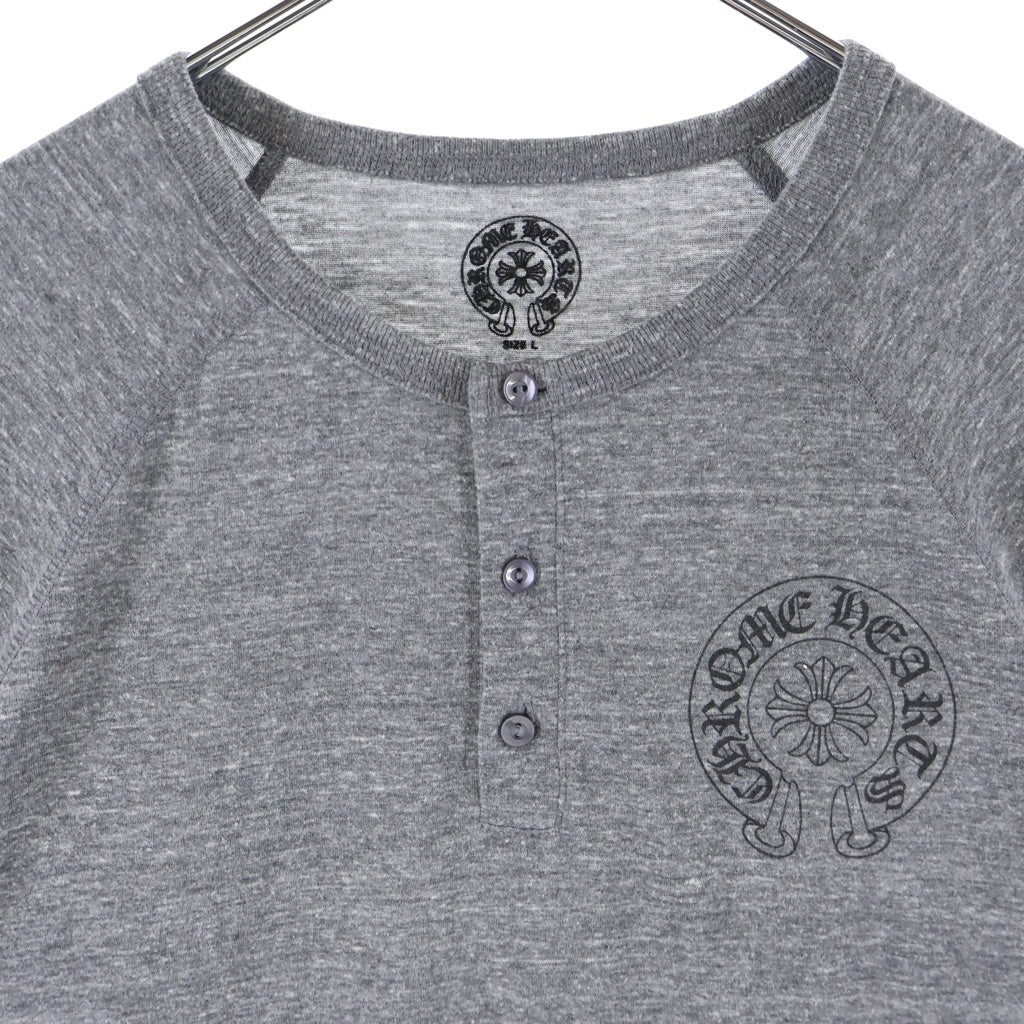CHROME HEARTS(クロムハーツ) ホースシューフローラルクロスプリント ヘンリーネック七分袖Tシャツ カットソー グレー