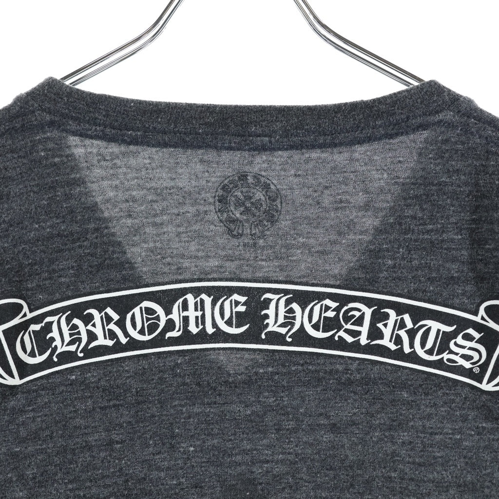 CHROME HEARTS(クロムハーツ) バックスクロールラベルプリント Vネック半袖Tシャツカットソー グレー