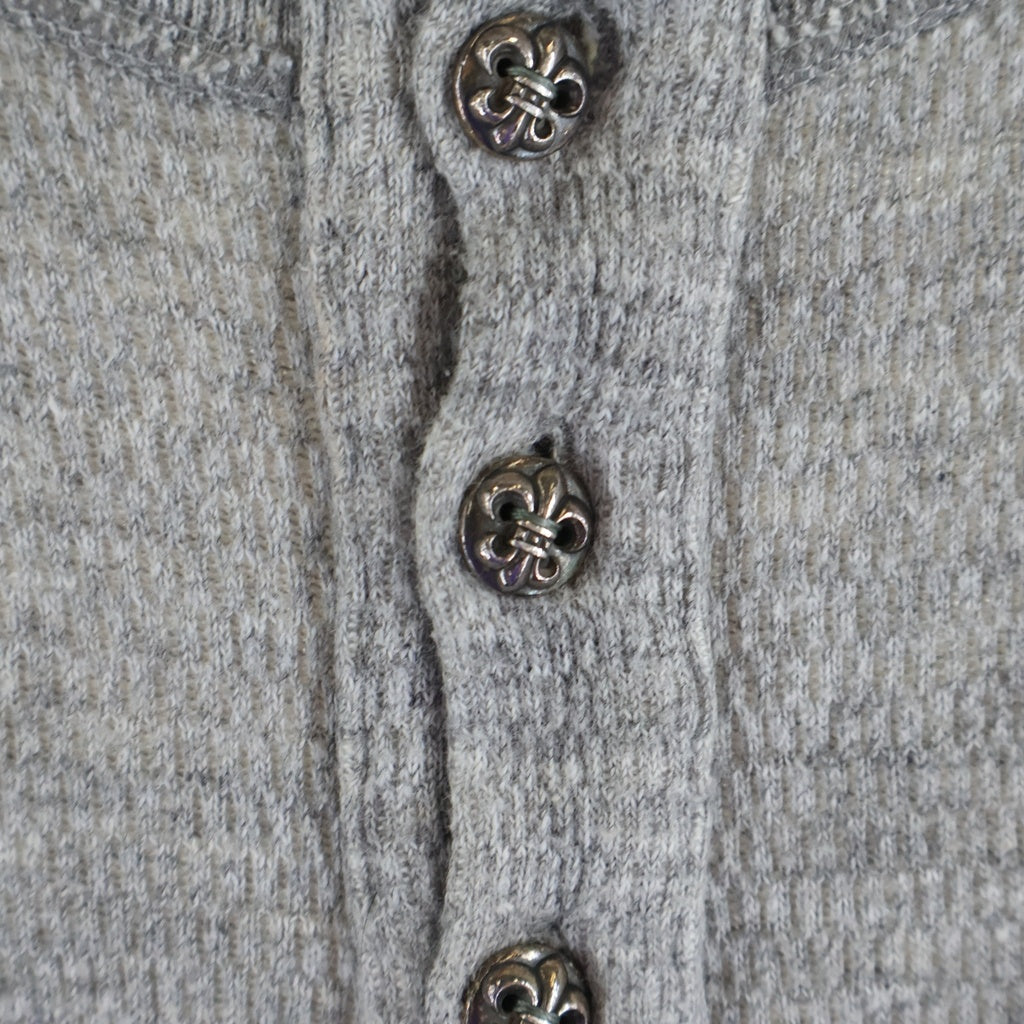 CHROME HEARTS(クロムハーツ) Embroidery Henry Neck ヘンリーネック BSフレアボタン 袖クロスパッチ付き長袖Tシャツ