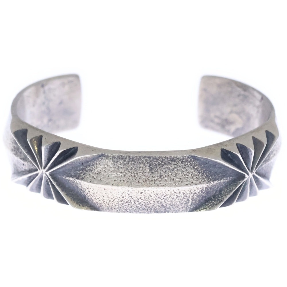 INDIAN JEWELRY(インディアンジュエリー) ナバホ族 Aaron Anderson アーロンアンダーソン作 トゥファキャスト バングル シルバー