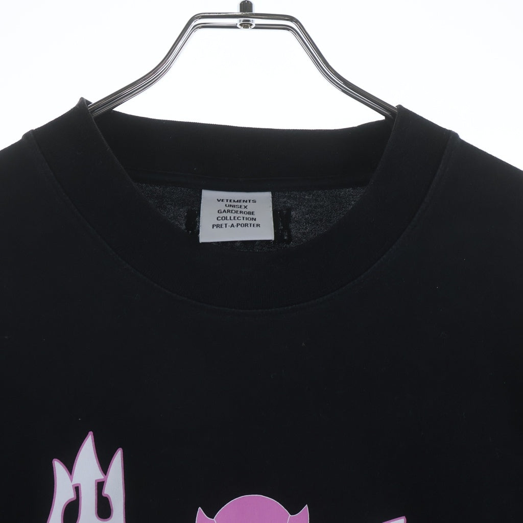 VETEMENTS(ヴェトモン) Devil Does Wear デビルダズウェア プリント クルーネック半袖Tシャツ カットソー UE52TR180B