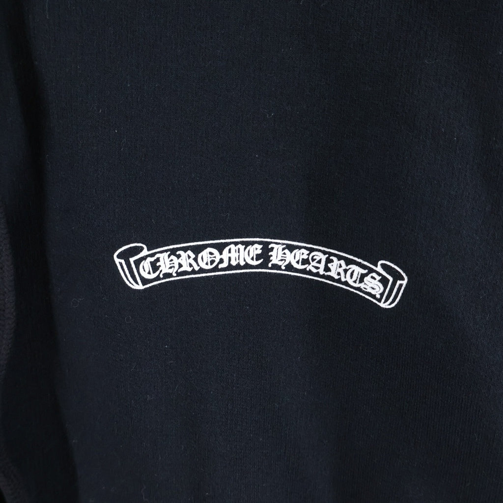 CHROME HEARTS(クロムハーツ) SWTSHRT HD PLVR バックスクロールラベル袖英字プリントプルオーバーパーカー