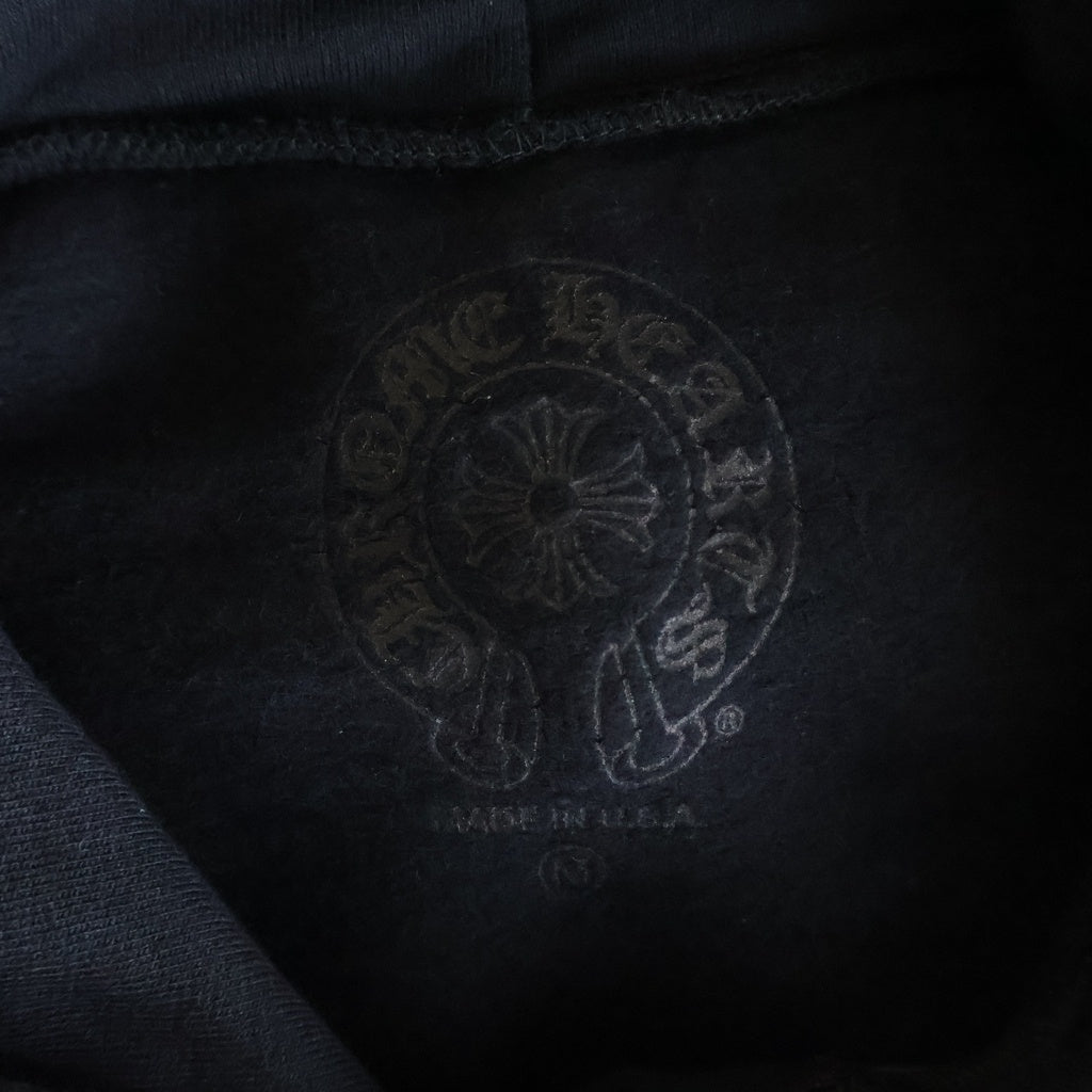 CHROME HEARTS(クロムハーツ) SWTSHRT HD PLVR バックスクロールラベル袖英字プリントプルオーバーパーカー