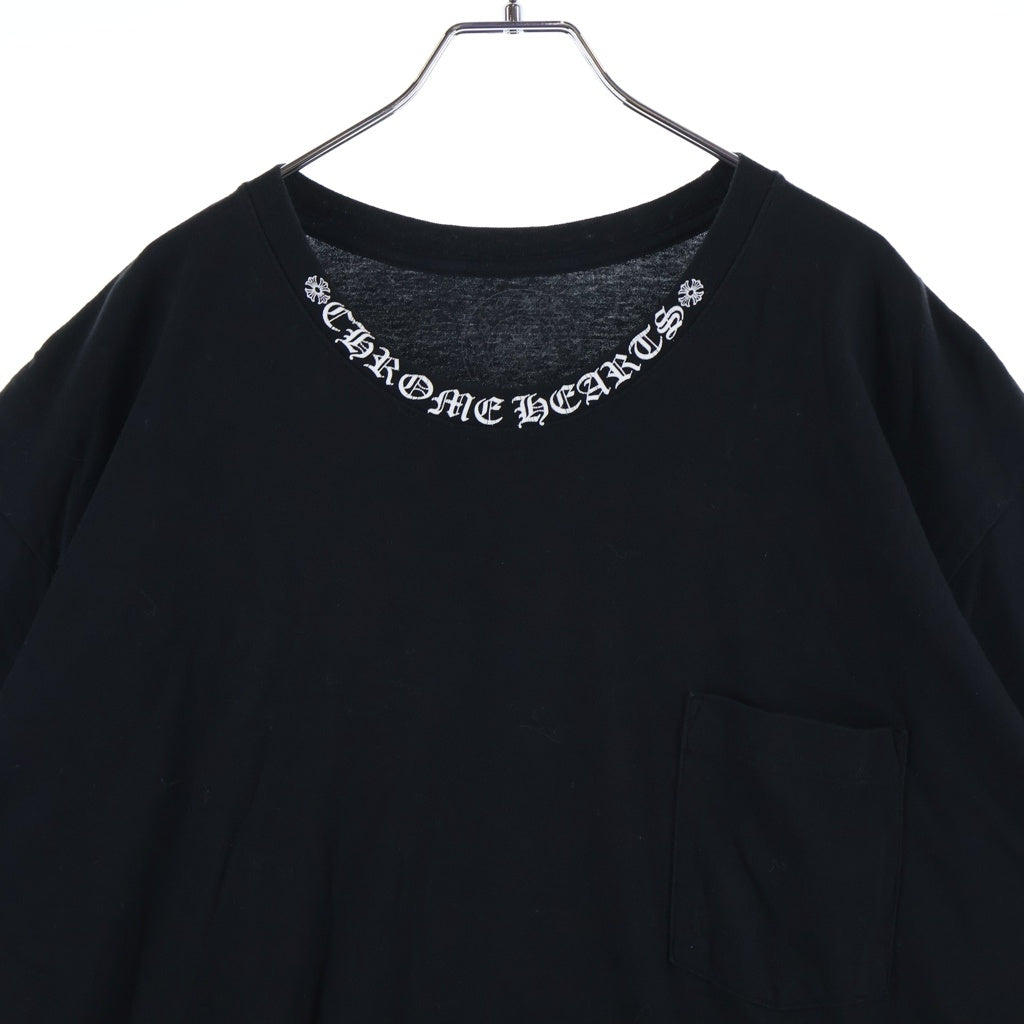 CHROME HEARTS(クロムハーツ) NECK LOGO S/S TEE ネックロゴプリント チェストポケット クルーネック半袖Tシャツ カットソー ブラック