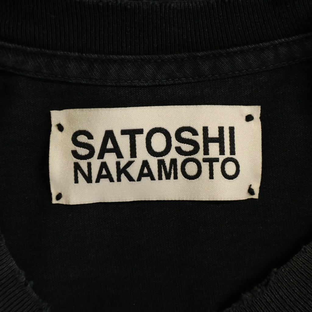 SATOSHI NAKAMOTO(サトシナカモト) 26SS SATOSHI SENT ME TEE スタッズロゴTシャツ