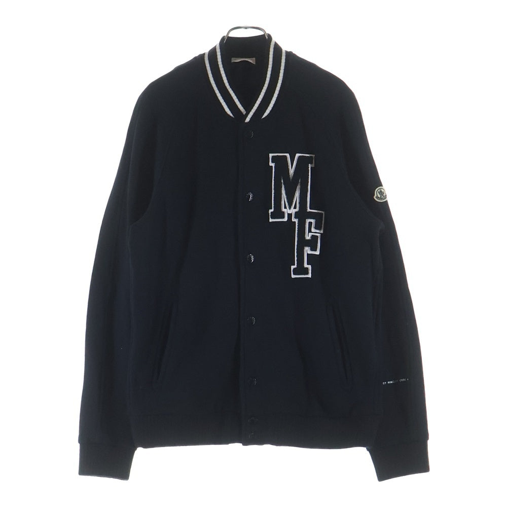 MONCLER(モンクレール) 23AW ×FRAGMENT フラグメント ワッペンロゴ スナップボタン スタジアムジャケット ブルゾン ブラック I209U8G00006 899OJ