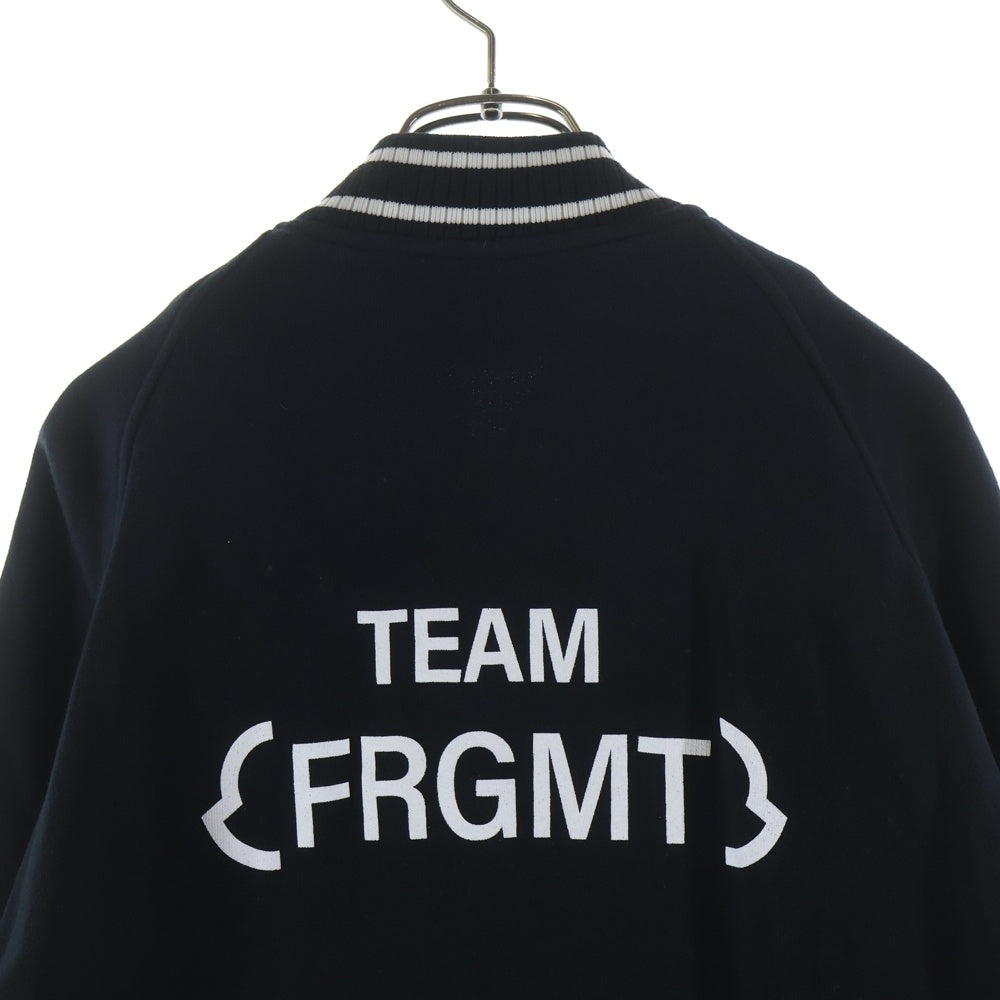 MONCLER(モンクレール) 23AW ×FRAGMENT フラグメント ワッペンロゴ スナップボタン スタジアムジャケット ブルゾン ブラック I209U8G00006 899OJ
