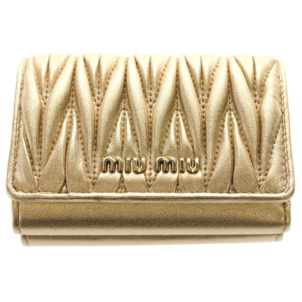 miumiu(ミュウミュウ) マテラッセ メタリックレザー ロゴプレート コンパクトウォレット 三つ折り財布 ゴールド 5ME005 レディース