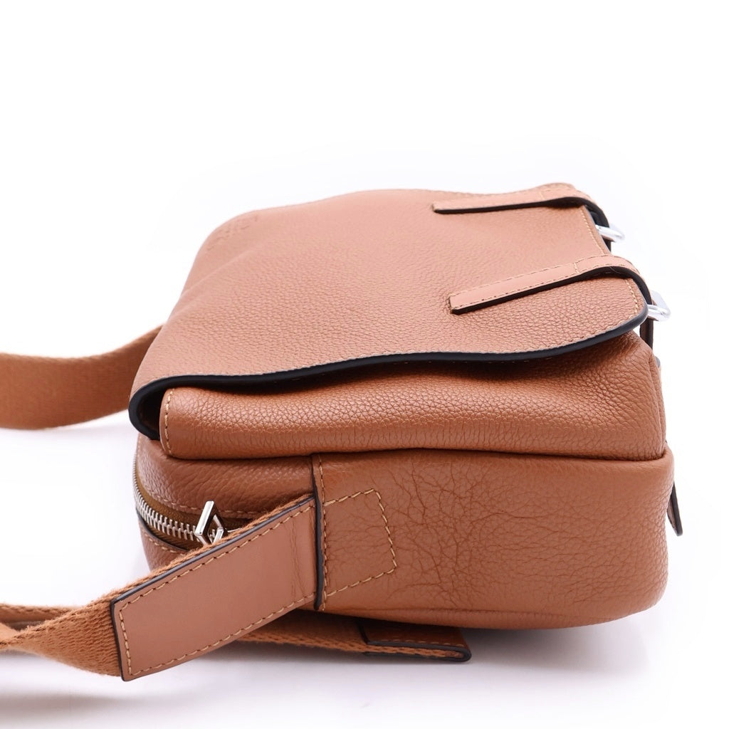 LOEWE(ロエベ) ミリタリー メッセンジャーXS レザー ショルダーバッグ ブラウン