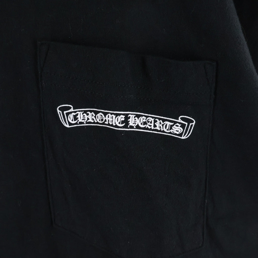 CHROME HEARTS(クロムハーツ) Scroll Logo L/S Pocket T-shirt スクロールロゴ 袖ロゴプリント クルーネック長袖ポケットTシャツ カットソー ブラック