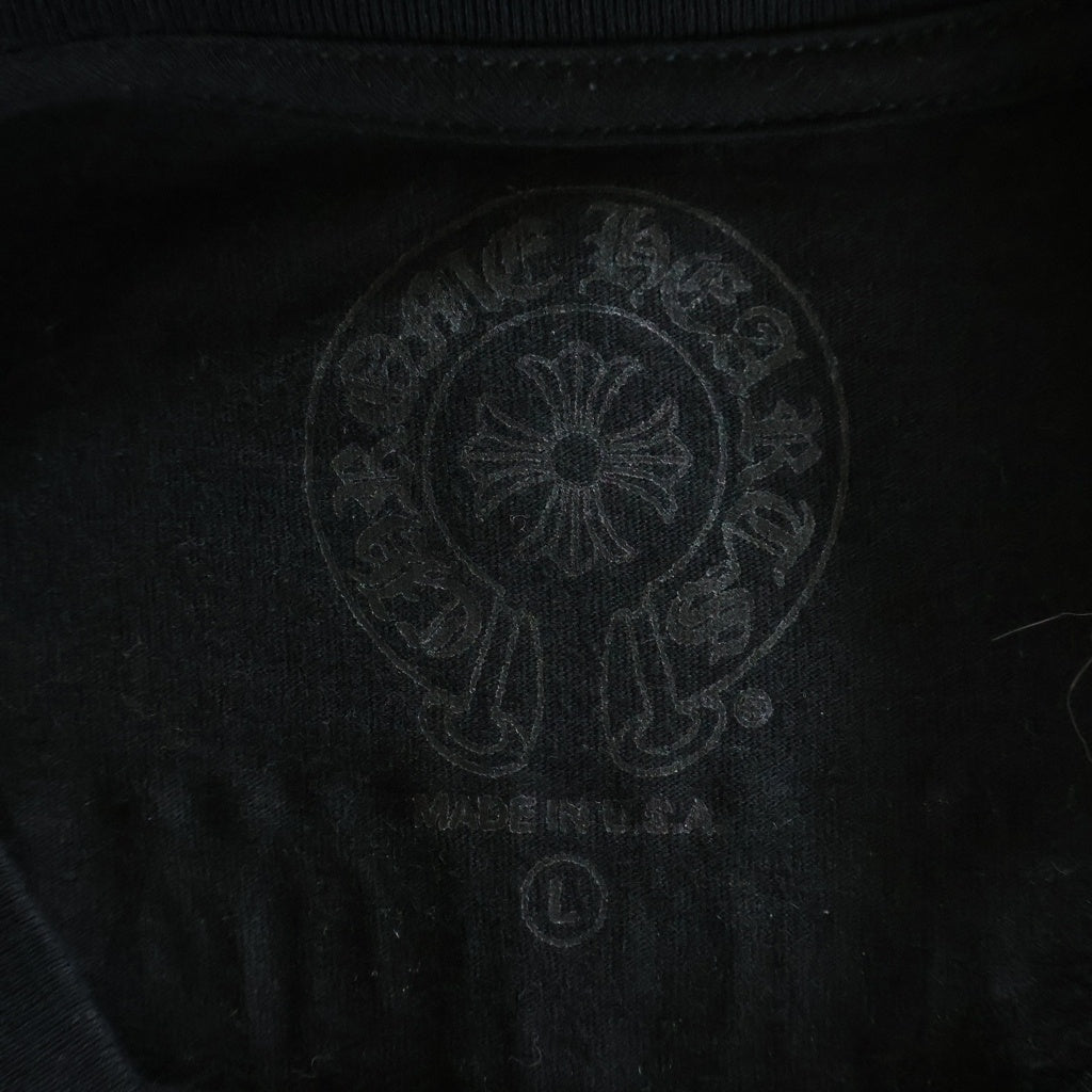 CHROME HEARTS(クロムハーツ) Scroll Logo L/S Pocket T-shirt スクロールロゴ 袖ロゴプリント クルーネック長袖ポケットTシャツ カットソー ブラック