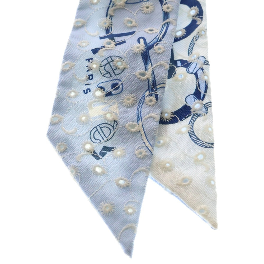 HERMES(エルメス) ツイリー Do Re Boucles Broderie Anglaise ド レ ブックル イングリッシュ エンブロイダリー 刺繍 チェーン柄 プリント シルクスカーフ ライトブルー