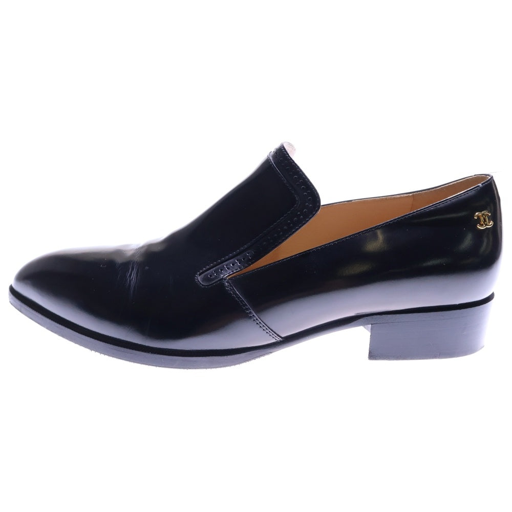 CHANEL(シャネル) ココマーク ロゴプレート ポインテッドトゥ パンチングレザー パンプス ドレスシューズ ブラック レディース