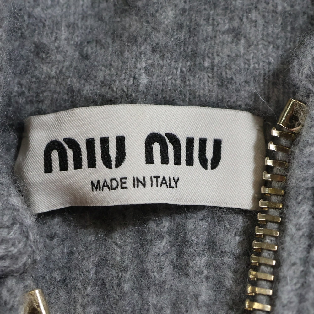 miumiu(ミュウミュウ) 23AW ロゴアップリケ カシミヤフーデッドジップアップショート丈ニットパーカー グレー MMF830