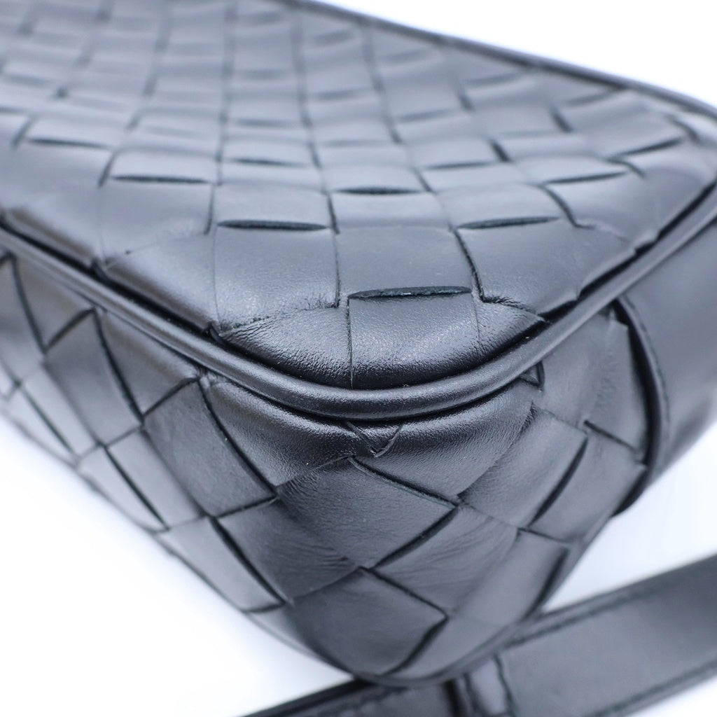 BOTTEGA VENETA(ボッテガヴェネタ) イントレチャート カメラバッグ ショルダーバッグ ブラック レザー レディース