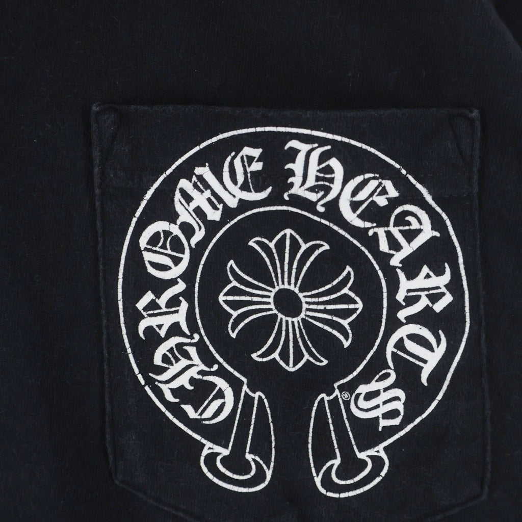CHROME HEARTS(クロムハーツ) バックスクロールラベルプリント ホースシュー 胸ポケット 半袖Tシャツ カットソー ブラック