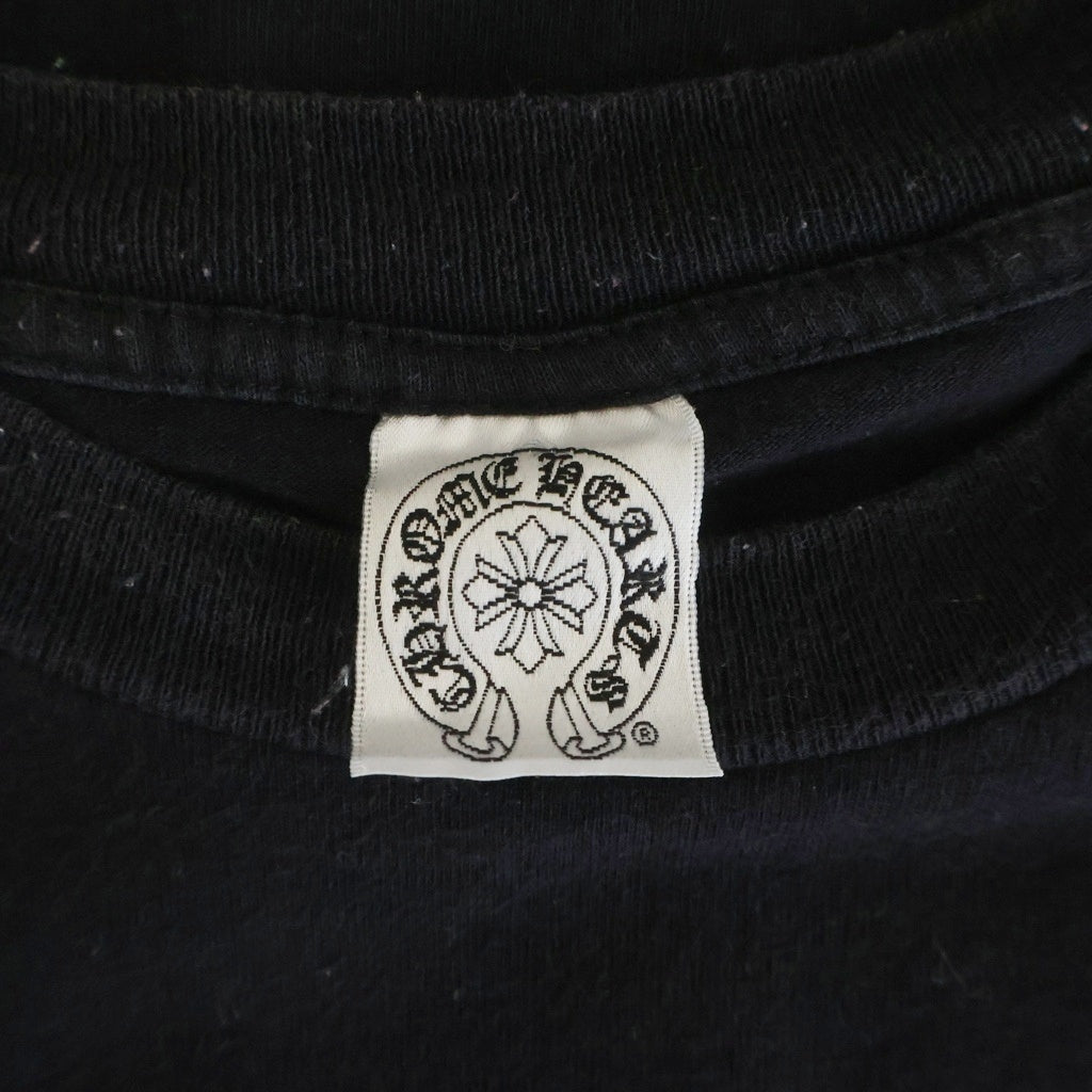 CHROME HEARTS(クロムハーツ) バックスクロールラベルプリント ホースシュー 胸ポケット 半袖Tシャツ カットソー ブラック