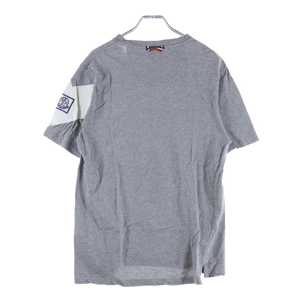 MONCLER GAMME BLEU(モンクレール・ガム・ブルー) 袖ロゴパッチ 半袖Tシャツ カットソー C13918007050 グレー