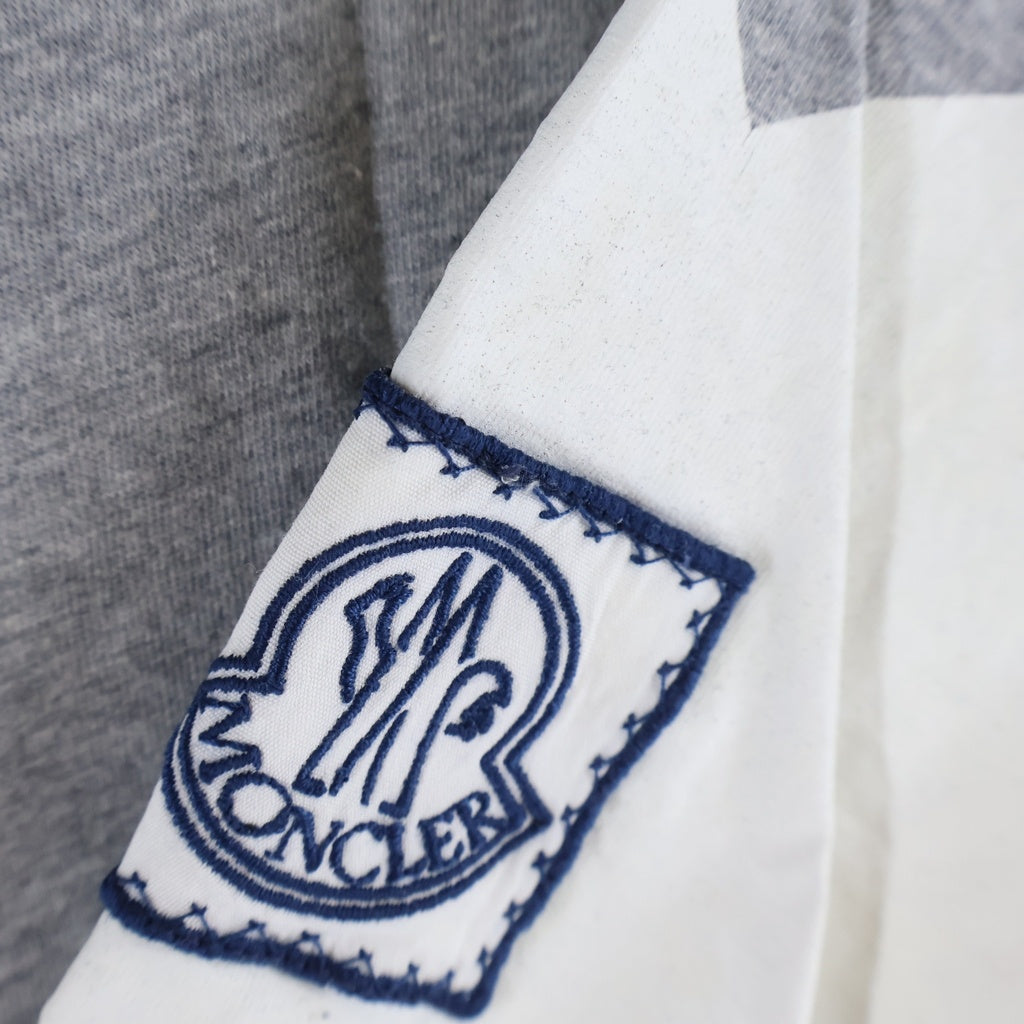 MONCLER GAMME BLEU(モンクレール・ガム・ブルー) 袖ロゴパッチ 半袖Tシャツ カットソー C13918007050 グレー